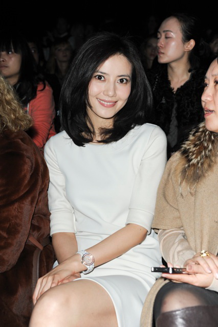 高圓圓“紅粉佳人”造型亮相 Max Mara 2012秋冬時(shí)裝秀場(chǎng)高清圖片