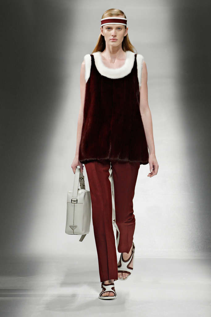 Prada 13紺DƬ