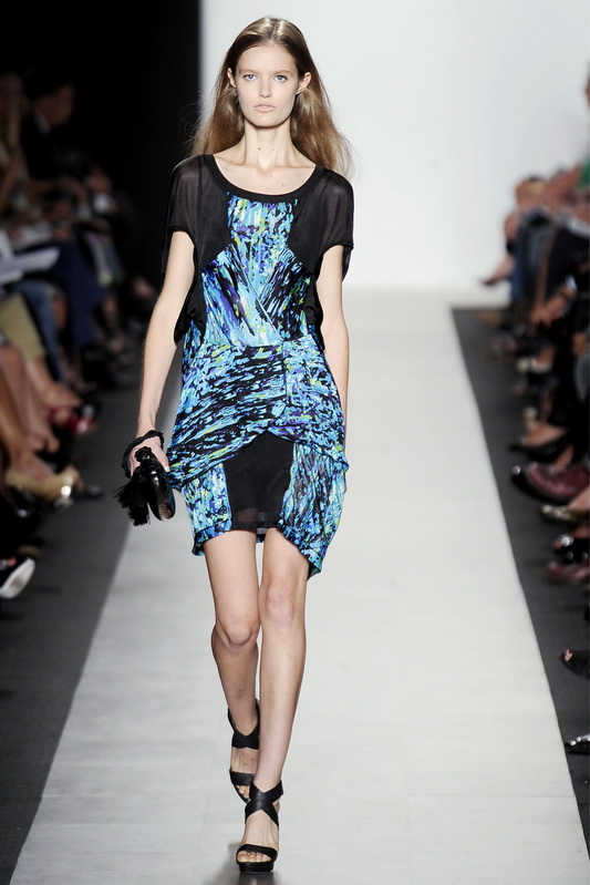 Bcbg MaxAzria 10ĸDƬ